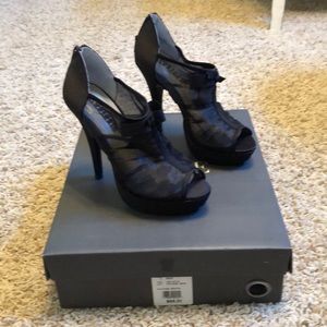 EUC Vera Wang White Platform Shootie black heels